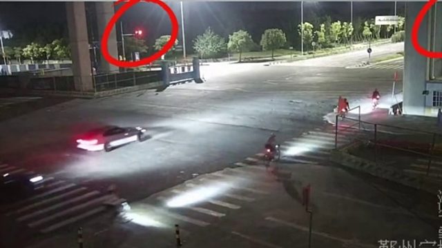 路口闯红灯车辆被撞翻！