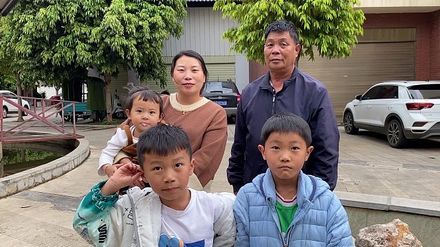 老丈人出院后，家里停水停电带他去吃猪脚火锅，大口吃肉真过瘾