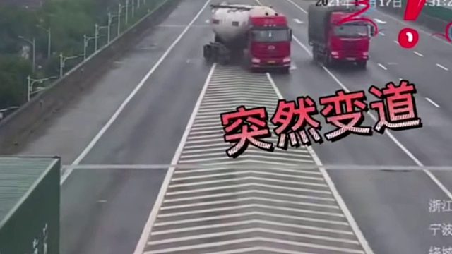 货车实线变道致半挂车侧翻！