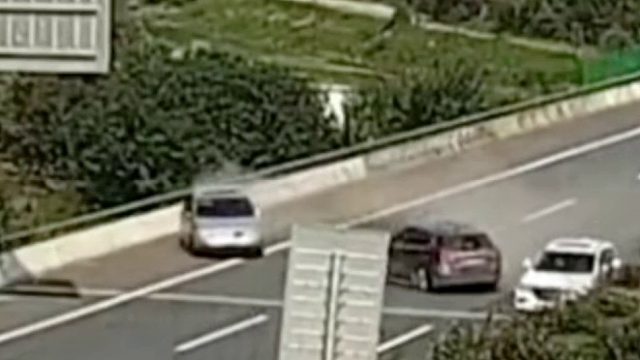 前车高速上低速缓行，后车避让不及直接撞上！