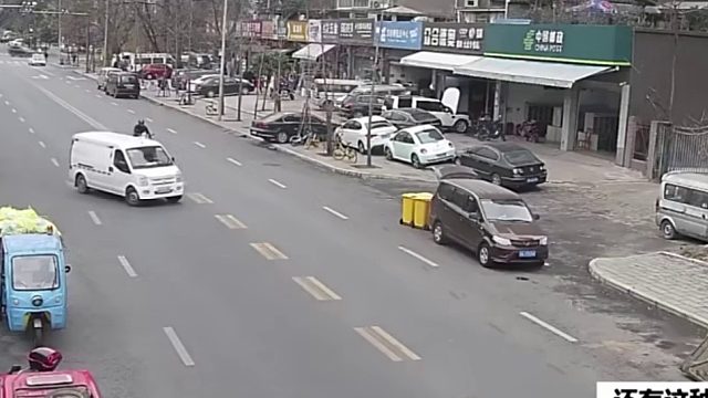 摩托车这是多快的速度啊，这飞出去至少50米啊！