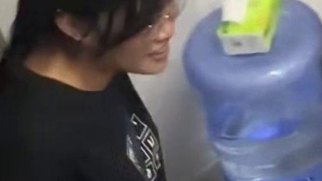 不少面包店会把当天剩下的面包扔掉，或者让员工自由处理。室友在面包店打工，每次回来都有惊喜大家分享