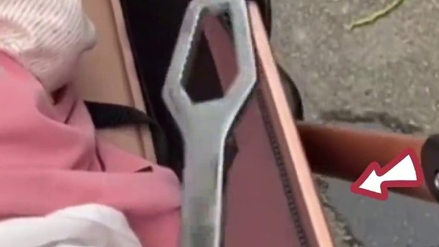 妈妈遛娃时竟带着扳手，只因小区很多人遛狗不牵绳。网友：硬核宝妈，遛狗时请一定牵绳