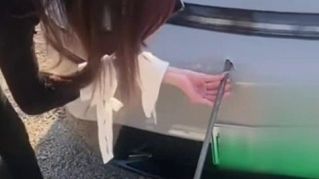 女子开车去露营，到目的地才发现车前插了一根钢筋，记录仪放慢10倍截图发现事故过程