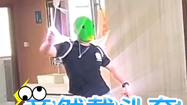 男子参加室友婚礼 带着头套当显眼包花童，该说不说跳得不错啊