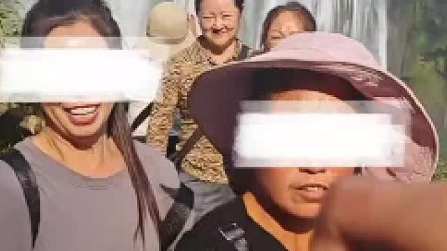 网友称在黄果树瀑布景区，被多名大妈阻止用相机拍照