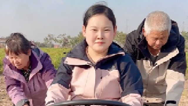 妞妞带公婆回家坝地，忙完还特意做了新发型，婆婆连连称赞漂亮