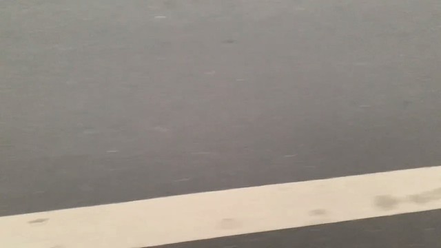 想念你微笑的脸，雨水一点两点滴滴纪念。