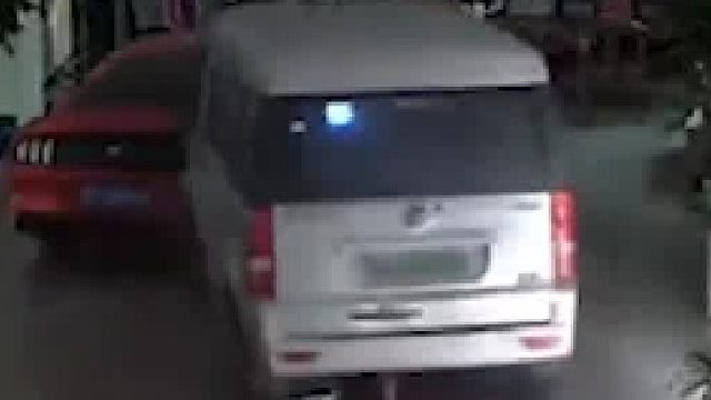 6旬老人驾车失控冲进展厅，店家：损失大概三五万