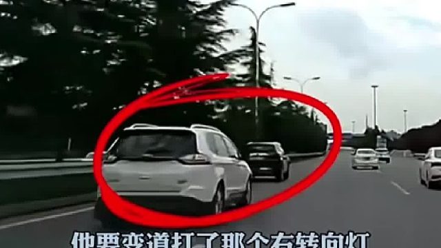 白色无牌照车辆恶意别车，致使车辆撞上护栏后离开！