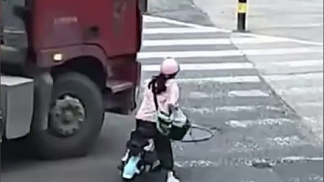 远离转弯的大货车！