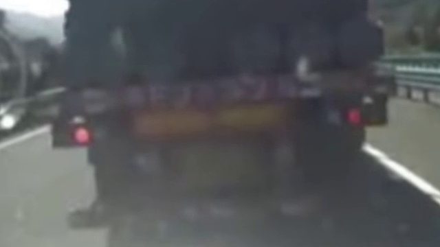 大车错过高速出口想倒车回去，却没发觉后车两次推压！