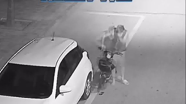 骑车看手机还在看手机结果撞上停车路边小车！