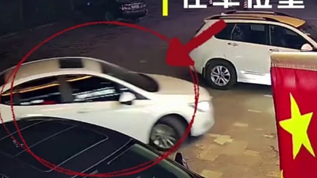 粗心司机误把油门当刹车，将车开进饭店里！