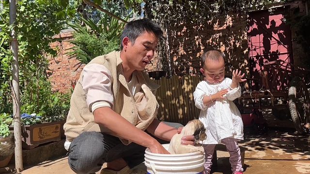 父女俩给狗狗洗澡，1岁女儿一个举动，吓得宝爸立马收工