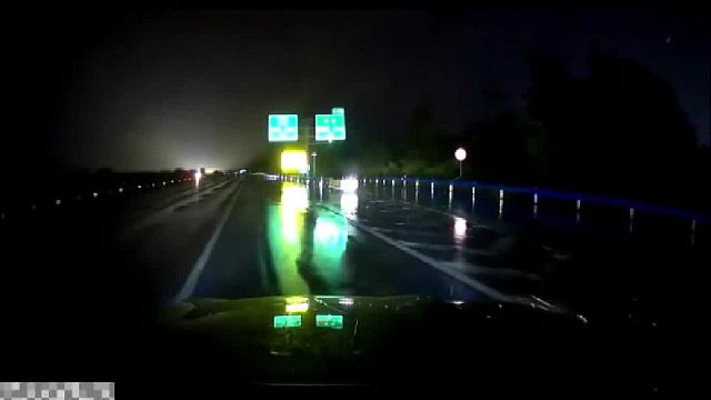 雨天行车变道下一秒，被撞了！