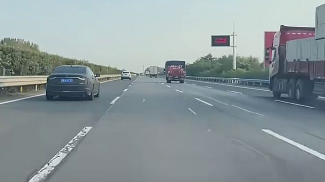 再也不敢小瞧女司机了！