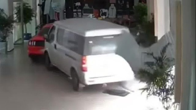 老人驾车失控冲进展厅，因操作失误导致所幸没有受伤！