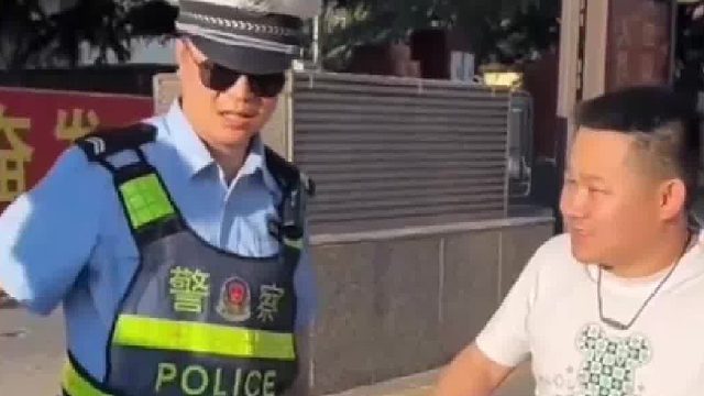 男子未戴头盔被交警拦下，打电话将兄弟骗来后离去