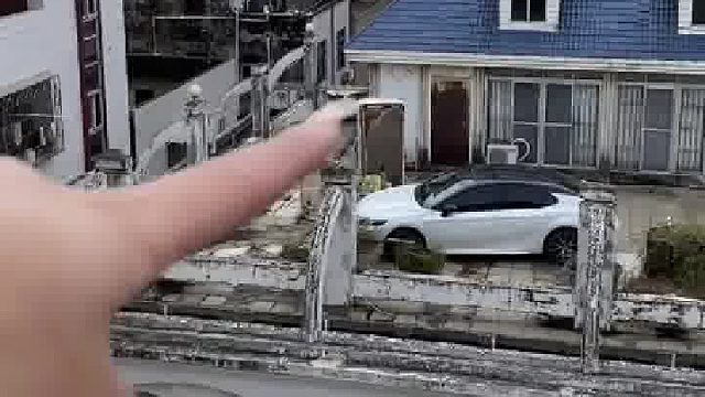 女子为防止爱车泡水，花800元把车吊上楼顶