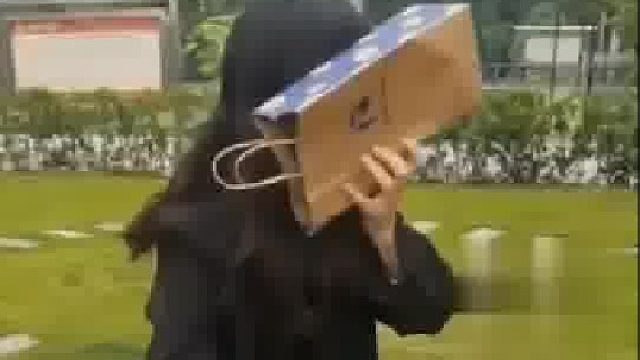 女子手掌被擀面杖粘住，求助消防员…