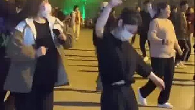 女子跳舞广场秒变蹦迪现场，年轻人的新的生活方式