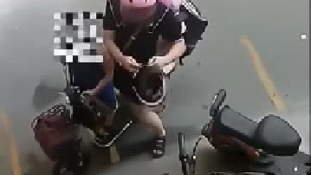 女子偷拿别人电动车的头盔，还说20块钱的头盔竟然还报案了