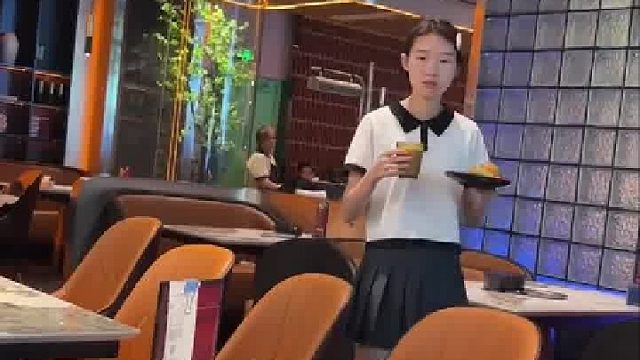 女子一个人吃自助餐取菜时被收走锅底