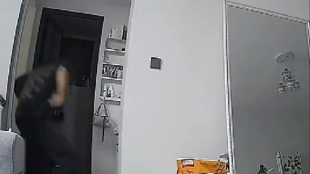 女子在监控发现男友踢自己的狗，回来后第一时间就分手，让他离开爱狗人士！