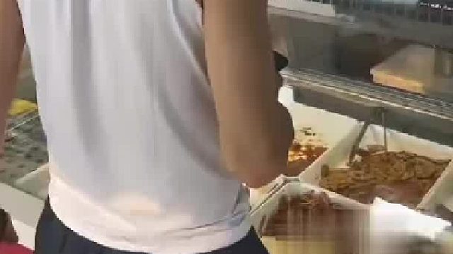 拍到去店里买东西的大爷，背影看起来完全就是少年...