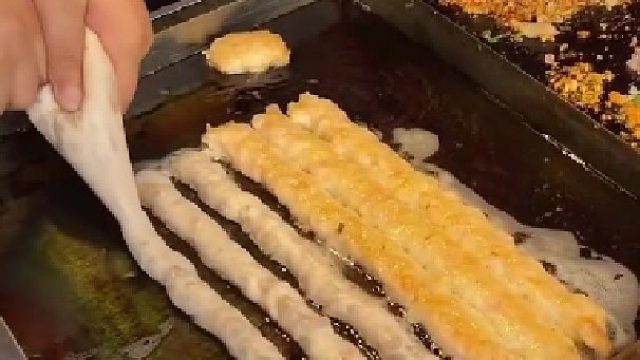 路边摊香香辣辣的铁板虾滑太好吃了