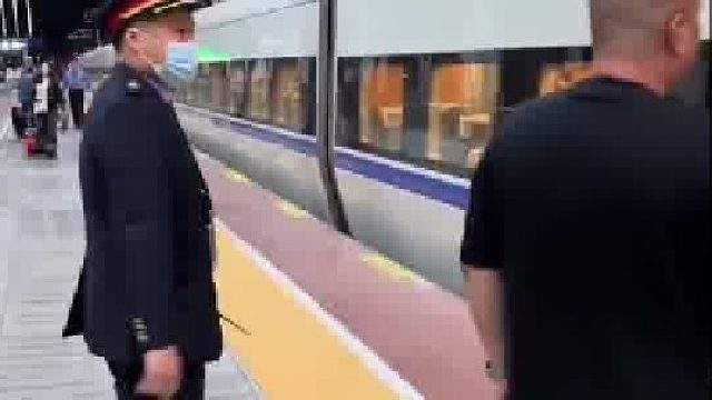 男子到高铁站台抽烟，车门关上了没上去，老哥状态有点懵