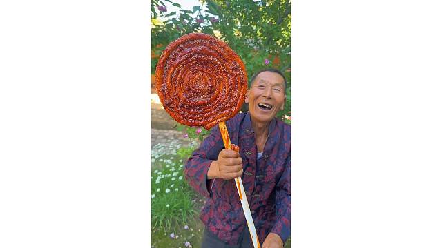 童年回忆美食棒棒糖辣条做好了