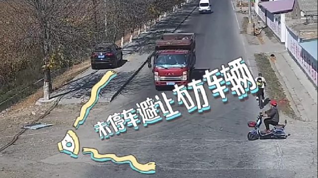 电动车路口未停车观察被撞飞！