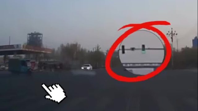 电动三轮车任性闯红灯路口未减速酿事故！