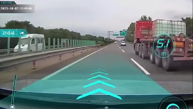 高速车主采用自动驾驶，遇到大车车辆方向不信停的摇摆！