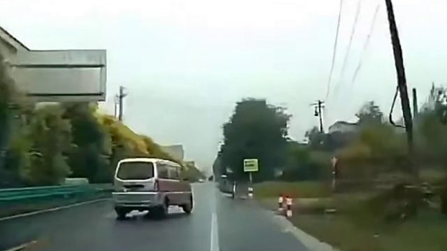 临近路口了还猛加速！