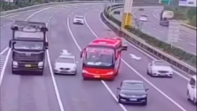 在高速上这辆大巴就是罪魁祸首！