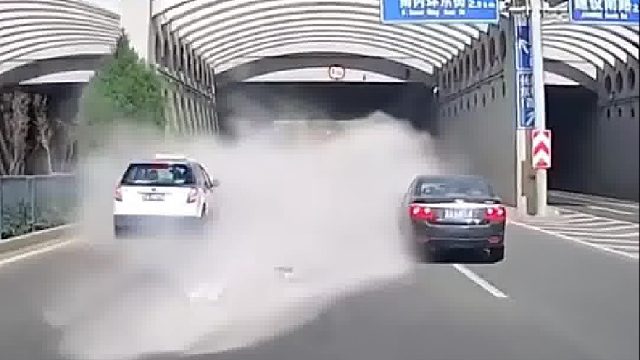 高架路上突然“烟雾弥漫”车辆盲开数秒十分危险！