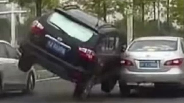 小车强行夹道超车撞了一路得不偿失！