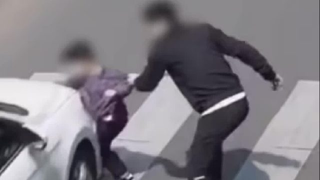 孩子被撞瞬间父亲一把拽回来！