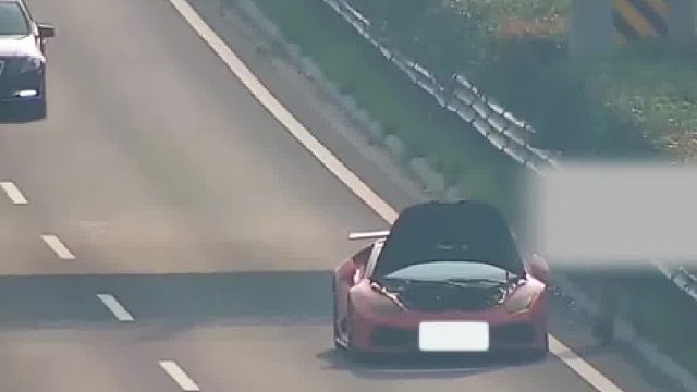 前车油量都耗尽被迫停高速，后车司机分心看手机直接撞上！