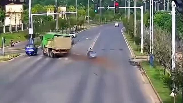 哎呀妈呀红灯刹不住了，哎哪来三轮车大爷！