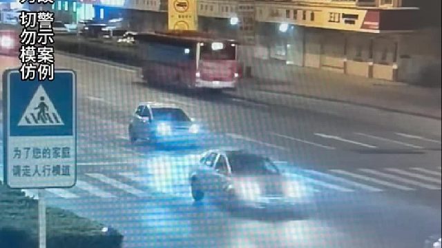 停在路口等灯忽然后方被撞，受到惊吓的小车赶紧往前开！