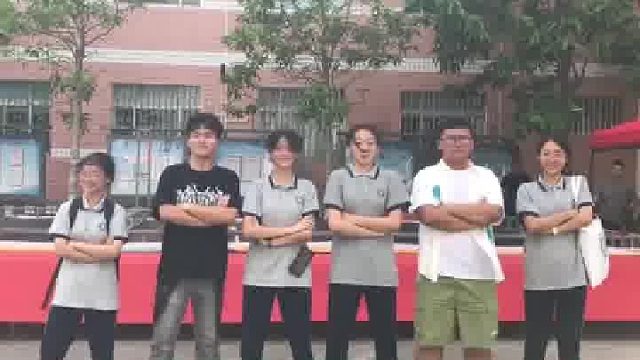 几位同学趁着撤舞台时拍照，感受青春的落幕，“气场也太强了吧 背景板都倒了”