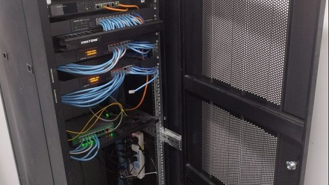 机柜安装、熔接光缆、线缆整理等