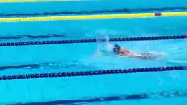 杭州亚残运会男子200米个人混合泳，最后一名选手奋力游向终点，现场观众为他加油呐喊