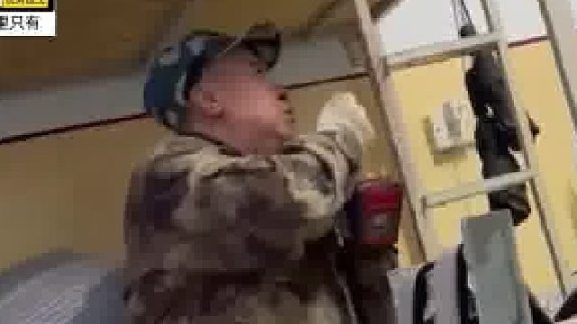 维修师傅在学生午休期间造访，同学睡得迷迷糊糊被师傅喊醒，一瞬间不知道自己是谁自己在哪