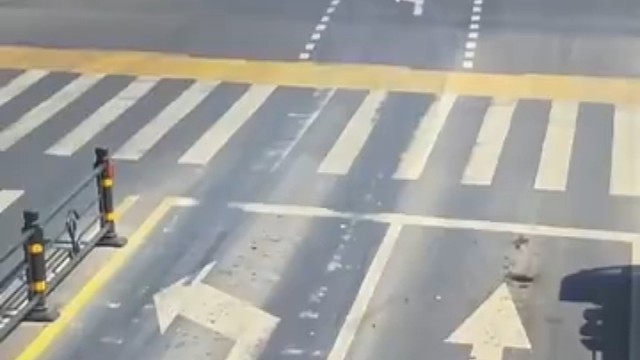 远离大货车，还好没开窗户！