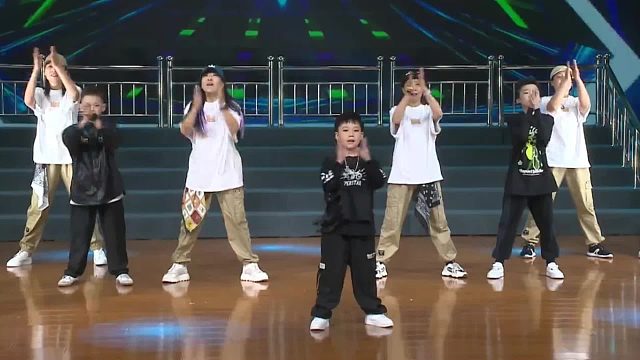 不服老紧跟潮流的她们和小孩子跳起了街舞，一点也不老